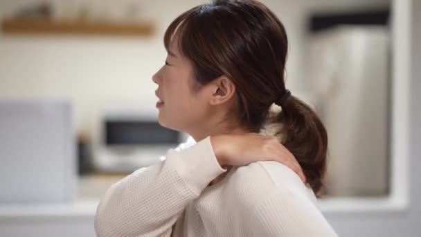 Woman Suffering Stiff Shoulders — Vídeo de Stock