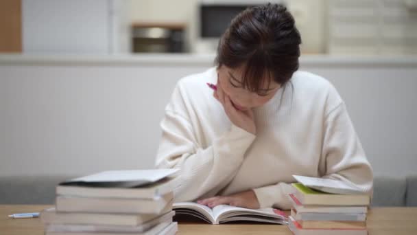 家で勉強する女 — ストック動画