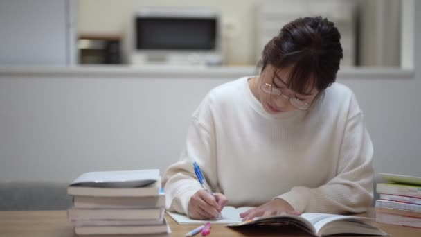 家で勉強する女 — ストック動画