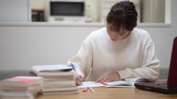 Woman Studying Laptop — ストック動画