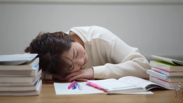 勉強中に昼寝をしている女性 — ストック動画