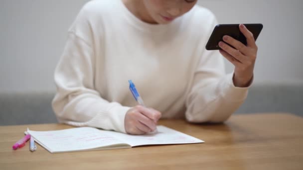 Woman Studying Using Smartphone — Stok Video