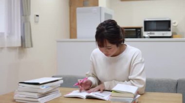 Evde çalışan bir kadın.