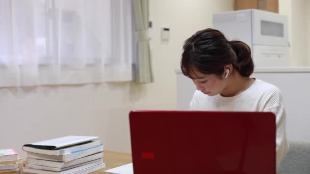Kvinde Studerer Med Bærbar Computer – Stock-video