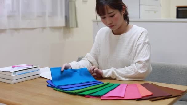 Woman Studying Colors Home — Videoclip de stoc