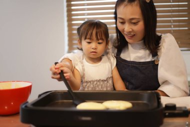 Parent and child baking hot cake