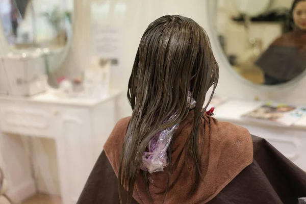 Застосування Ліків Волосся Салоні Краси — стокове фото