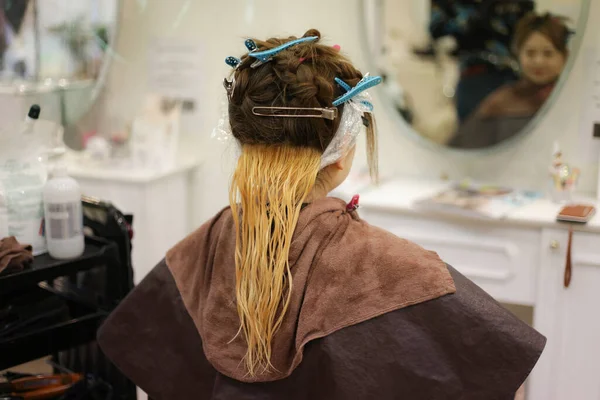 Жінка Тримає Волосся — стокове фото