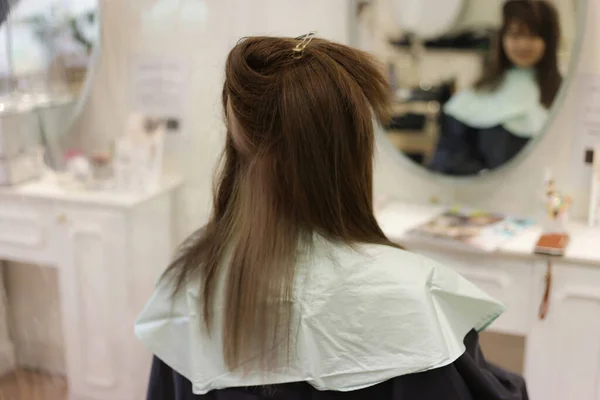 Жінка Тримає Волосся — стокове фото