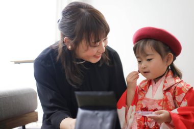 Image of a girl who puts on makeup