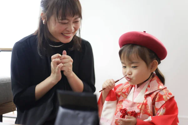 Image of a girl who puts on makeup