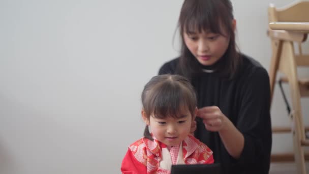 親と子供が髪を結ぶ — ストック動画