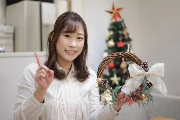 Woman Making Christmas Wreath — Stock Photo, Image
