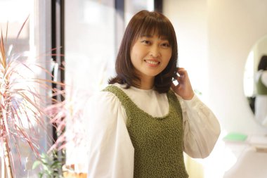 görüntü gülümseyen kadın