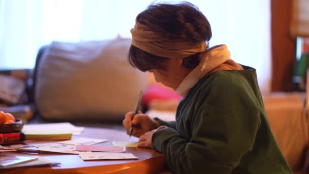 Женщина Пишет Письмо Картинкой — стоковое видео
