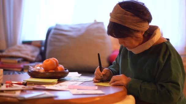 Женщина Пишет Письмо Картинкой — стоковое видео