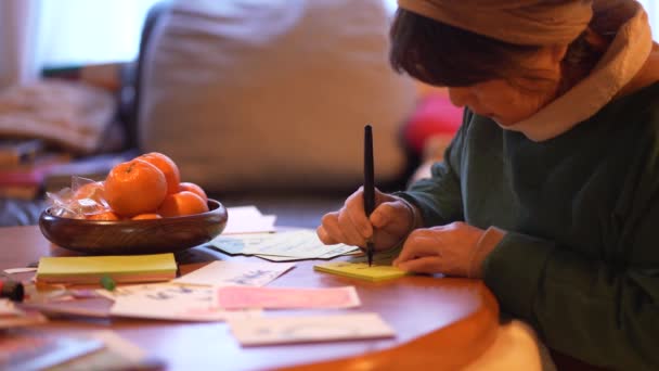 Mujer Escribiendo Una Carta Imagen — Vídeos de Stock