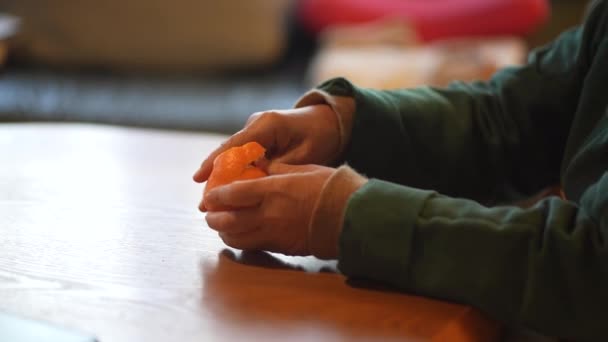 Image Woman Eating Mandarin Orange — Vídeo de Stock