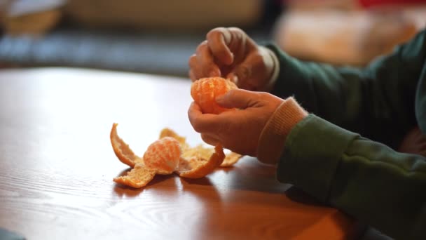 Image Woman Eating Mandarin Orange — Stockvideo