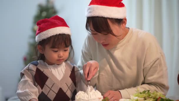 Parent Child Cutting Cake — ストック動画