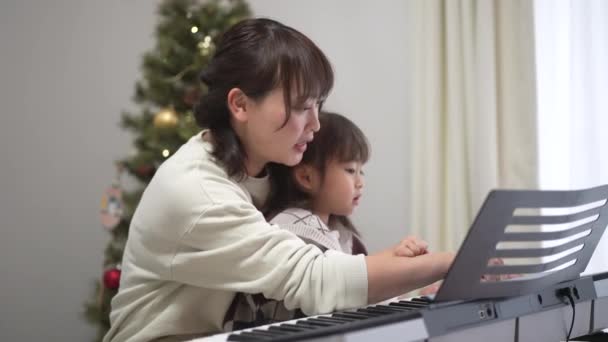 Ebeveynler Çocuklar Piyano Çalışırlar — Stok video