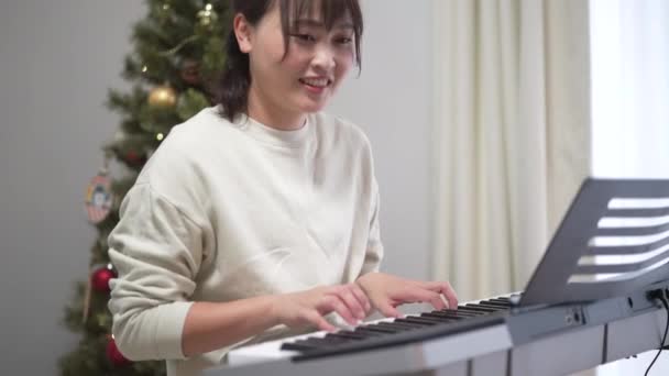 Afbeelding Van Een Moeder Die Piano Speelt — Stockvideo