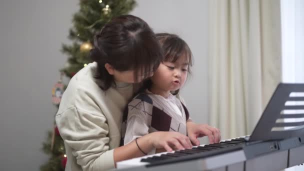 Genitori Bambini Che Praticano Pianoforte — Video Stock