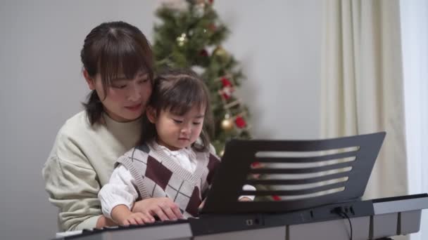 Ebeveynler Çocuklar Piyano Çalışırlar — Stok video