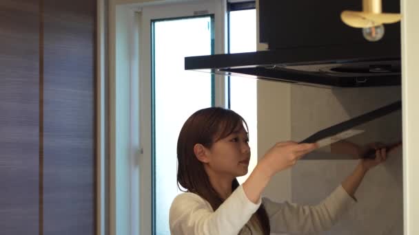 Woman Cleaning Ventilation Fan — 图库视频影像