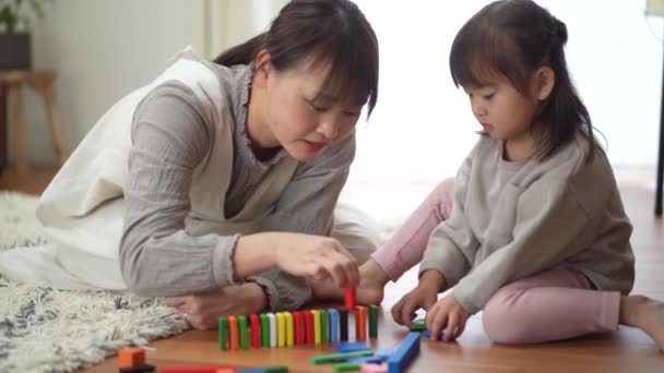 Parent Child Playing Toppling Dominoes — Vídeo de Stock