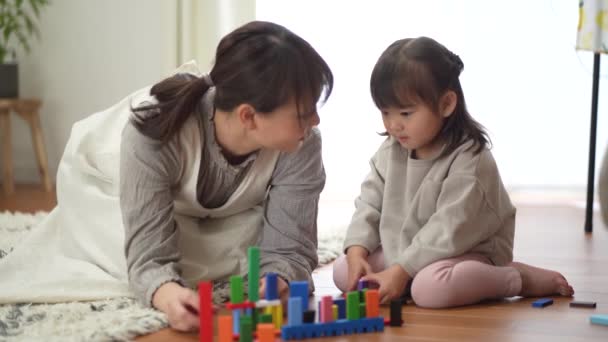 Parent Child Playing Toppling Dominoes — Vídeo de Stock