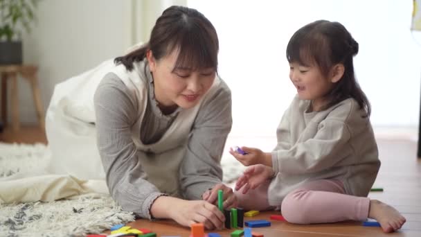 Γονιός Και Παιδί Παίζουν Ανατρέποντας Ντόμινο — Αρχείο Βίντεο