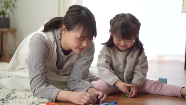 Γονιός Και Παιδί Παίζουν Ανατρέποντας Ντόμινο — Αρχείο Βίντεο