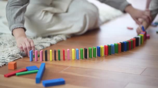 Ebeveyn Çocuk Devrilen Dominolarla Oynuyorlar — Stok video