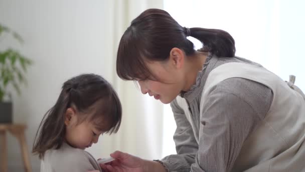 Mor Som Mäter Barnets Temperatur — Stockvideo