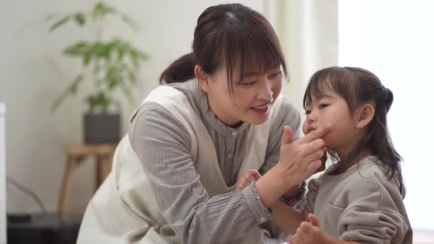 Parent Child Applying Moisturizing Cream — ストック動画
