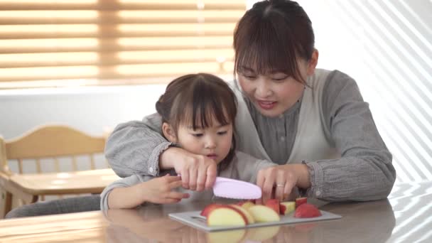 Parent Child Cutting Apples — Stok video
