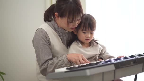 Ouders Kinderen Die Piano Spelen — Stockvideo