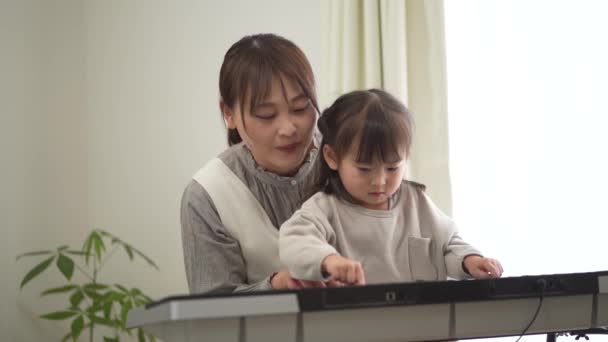 Rodiče Děti Cvičí Hru Klavír — Stock video