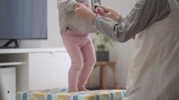 屋内トランポリンで遊ぶ親と子供 — ストック動画