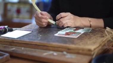Bir kadın vitraylı ayna yapıyor.