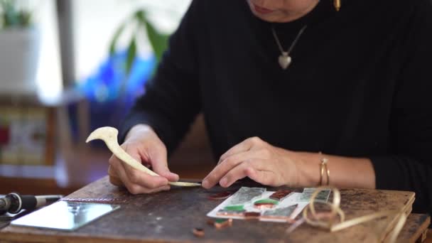 Woman Making Stained Glass Mirror — Vídeo de stock