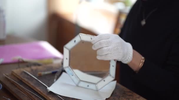 Bir Kadın Vitraylı Ayna Yapıyor — Stok video
