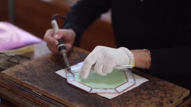 Woman Making Stained Glass Mirror — Vídeo de Stock