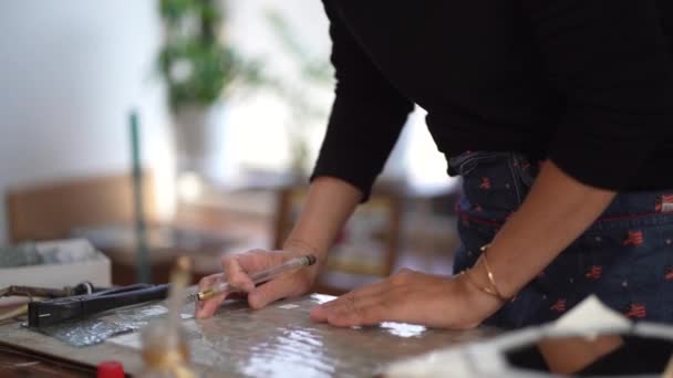 ステンドグラス作品を作る女性 — ストック動画