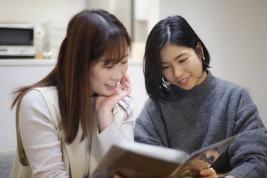 Albüme bakan kadın