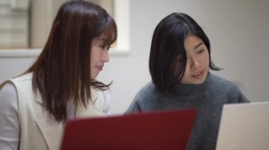 Bilgisayar kullanmayı öğrenen bir kadın.