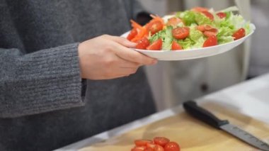 Evde yemek pişiren kadın.