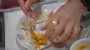 Evde yemek pişiren kadın.