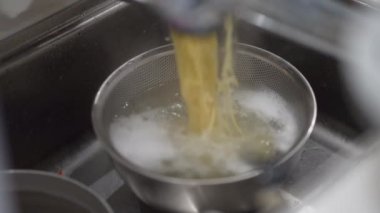 Spagetti içen bir kadın resmi
